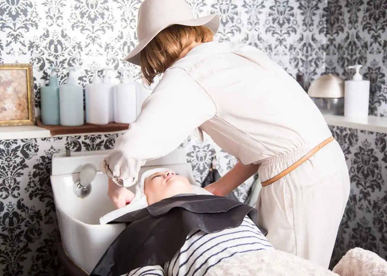 美容師が就職活動中に意識するべきこと | サロンのスタッフの様子を見る